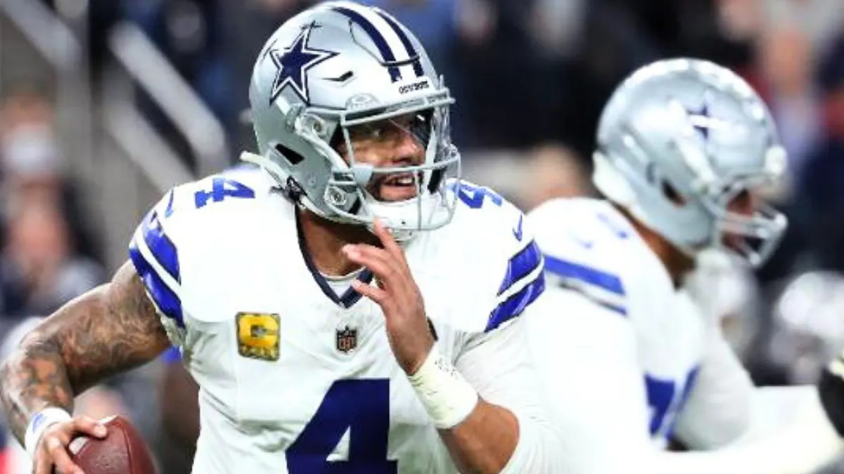 Dallas Cowboys players honoring Marshawn Kneeland during their 33–16 victory over the Raiders, showing unity and tribute on the field.