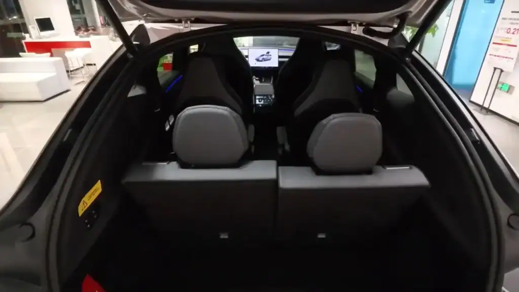 Tesla Model Y L 6 Seater